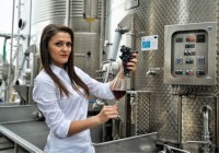 La 30 de ani, o tânără din Vrancea conduce un imperiu al vinului. Povestea Liviei Gîrboiu, managerul unui brand de 6 milioane de euro.
