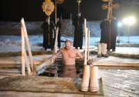 Vladimir Putin a intrat în apele îngheţate ale lacului Selinger, după obiceiul ortodox de Bobotează .