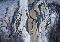 Șosea despicată de cutremurul de 7 grade din Alaska